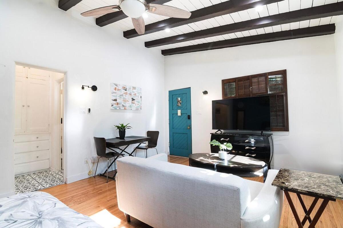 Comfortable Beverly Hills Near Rodeo Drive *